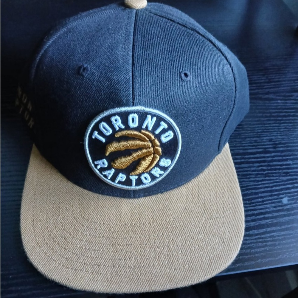Mitchell & ness/ Toronto Raptors/ Crispy 🧢 black with Tan stitching’s